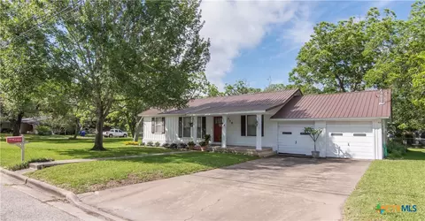 110 Walnut St, Yoakum, TX 77995