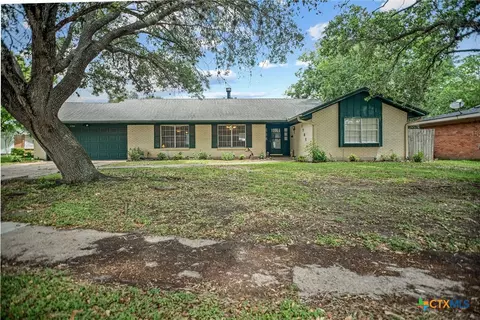 1706 College Dr, Victoria, TX 77901