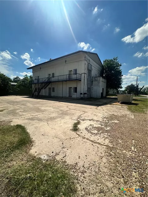 1010 Nelson, Yoakum, TX 77995