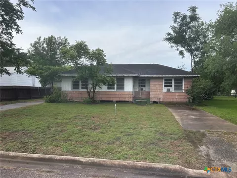 903 E Mistletoe Ave, Victoria, TX 77901