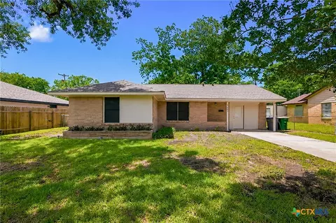 1607 Bexar Ave, Victoria, TX 77901