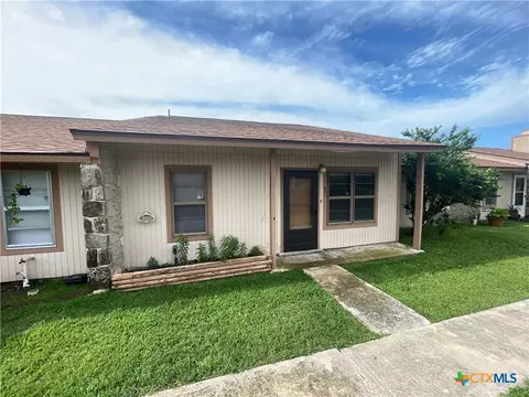 1051 Country Club Dr, Seguin, TX 78155
