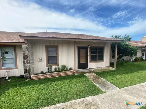 1051 Country Club Dr, Seguin, TX 78155