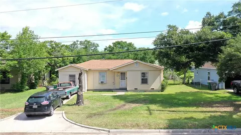 1904 E Red River St, Victoria, TX 77901