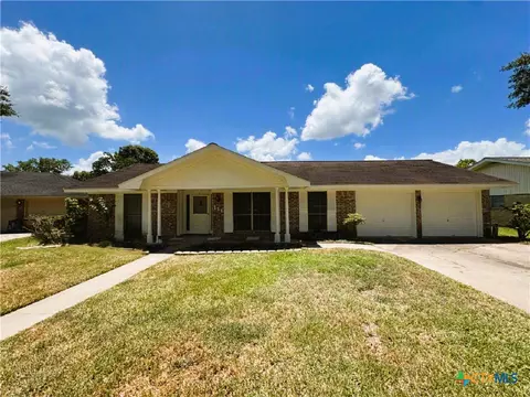 111 Yorkshire Ln, Victoria, TX 77904