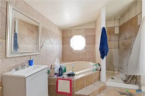 Bath - 409 Summit Dr, Kyle, TX 78640 photo 3 of 3