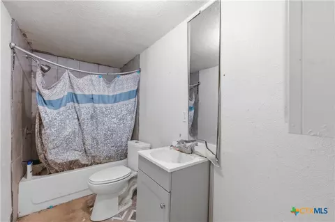 Bath - 409 Summit Dr, Kyle, TX 78640 photo 2 of 3