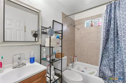 Bath - 409 Summit Dr, Kyle, TX 78640 photo 1 of 3