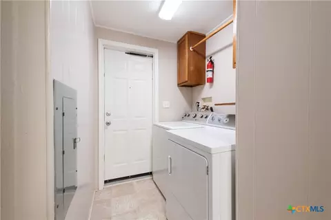 205 N Mesquite Ave, Luling, TX 78648 photo 10