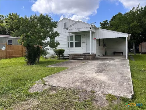 1307 E Mistletoe Ave, Victoria, TX 77901