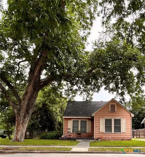 211 W College St, Seguin, TX 78155