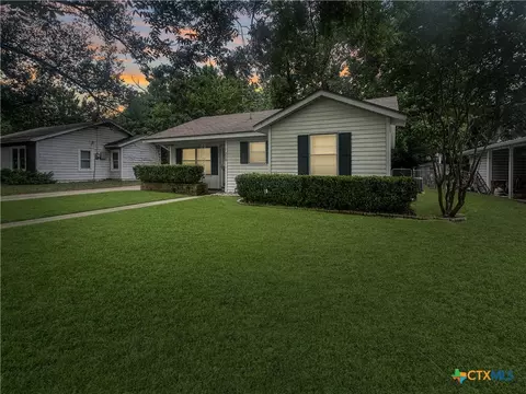 710 E 14th St, Cameron, TX 76520