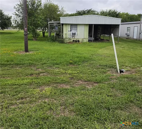 101-105 W Austin Ave, Seadrift, TX 77983