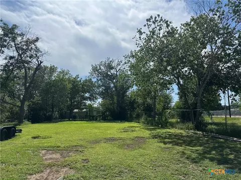652 Flores St, Seguin, TX 78155