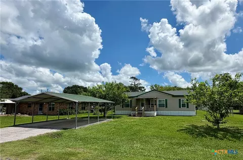 1210 N Drake St, Edna, TX 77957