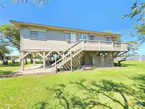 2182 W Bayshore Dr, Palacios, TX 77465