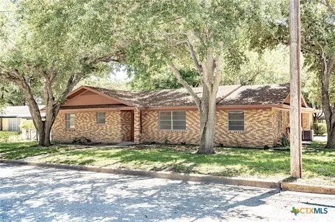 1220 N Avenue I, Shiner, TX 77984