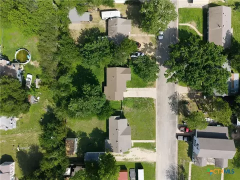 204 E 16th St, Cameron, TX 76520 photo 2