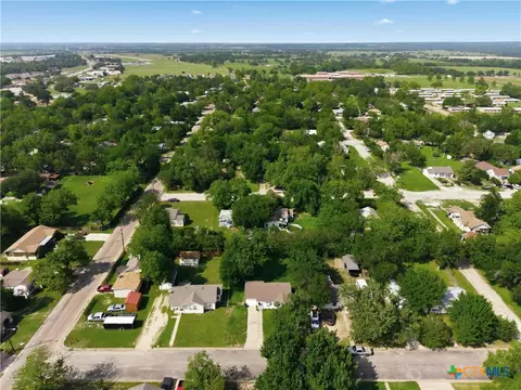 204 E 16th St, Cameron, TX 76520 photo 3