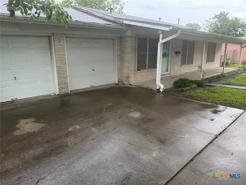 306 Avalon Ave, Port Lavaca, TX 77979