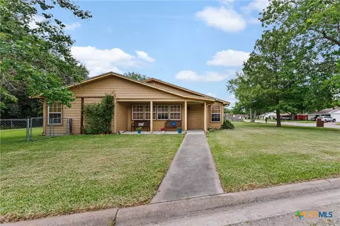 209 Sunset Dr, Edna, TX 77957