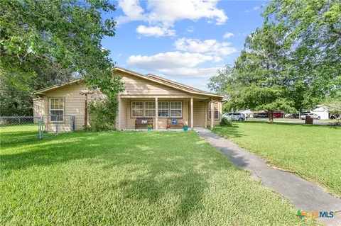 209 Sunset Dr, Edna, TX 77957