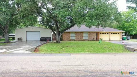 605 Broadmoor St, Victoria, TX 77904