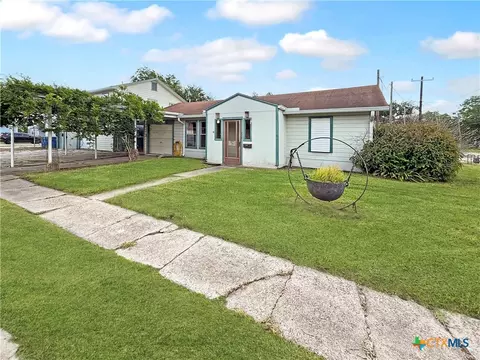 204 E Austin St, Port Lavaca, TX 77979