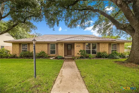 208 Berkshire Ln, Victoria, TX 77904