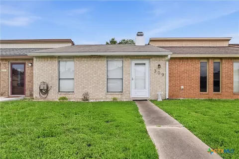 309 Versailles St, Victoria, TX 77904