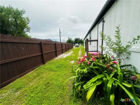 217 E Schulz, Marion, TX 78124
