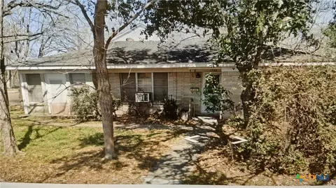 1702 Woodlawn St, Victoria, TX 77901