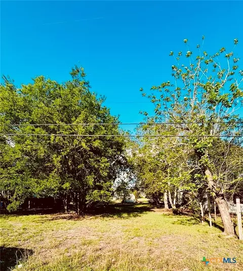 1320 Cavett St, Gonzales, TX 78629