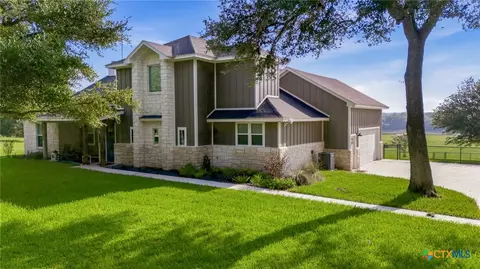 944 W Lake Trl, Victoria, TX 77905