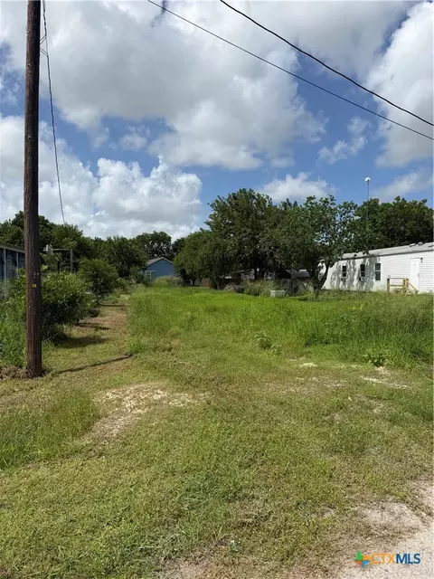 209 E Washington Ave, Seadrift, TX 77983 photo 2