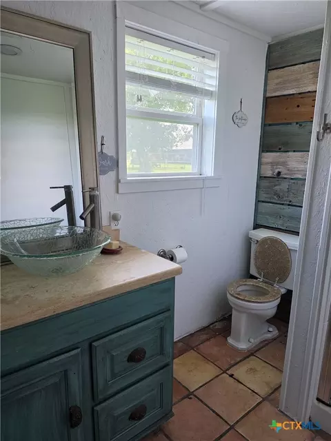 Bath - 503 E Dallas Ave, Seadrift, TX 77983 photo 1 of 1
