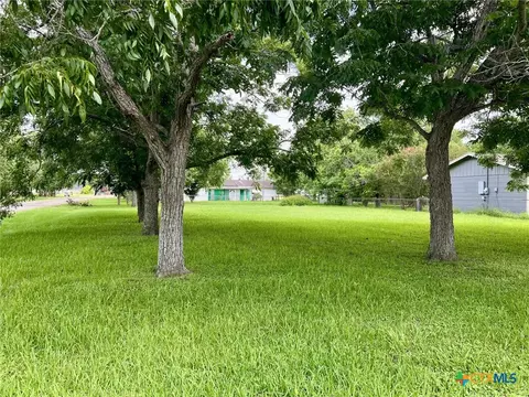402 Hurst, Edna, TX 77957