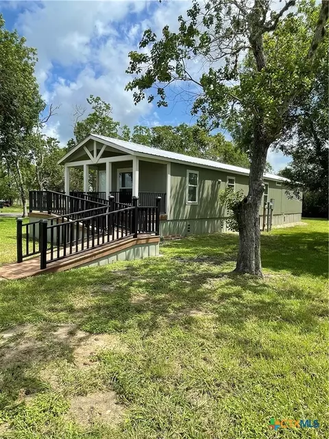 908 N Colorado St, Edna, TX 77957