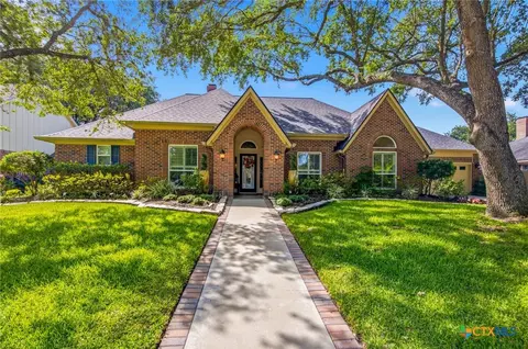 702 Masters Dr, Victoria, TX 77904