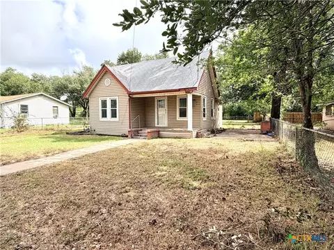 Exterior - 702 E 18th St, Cameron, TX 76520 photo 5 of 6