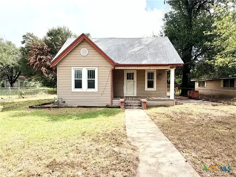 702 E 18th St, Cameron, TX 76520