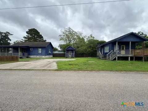 1017 W Nueces St, Victoria, TX 77901