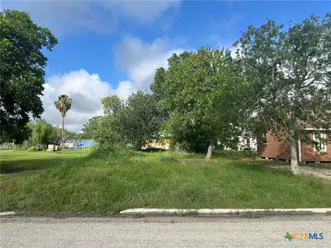 719 S Benavides St, Port Lavaca, TX 77979