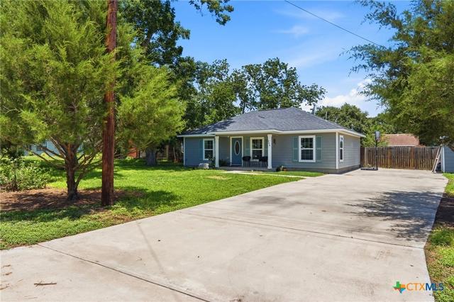 554 W Austin St, Luling, TX 78648