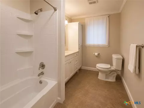 Bath - 312 Willow Ave, Luling, TX 78648 photo 2 of 3