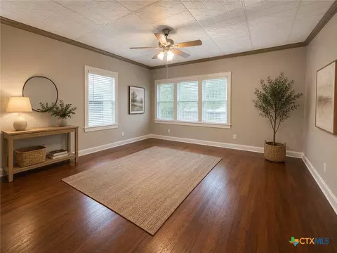 Living - 312 Willow Ave, Luling, TX 78648 photo 4 of 6