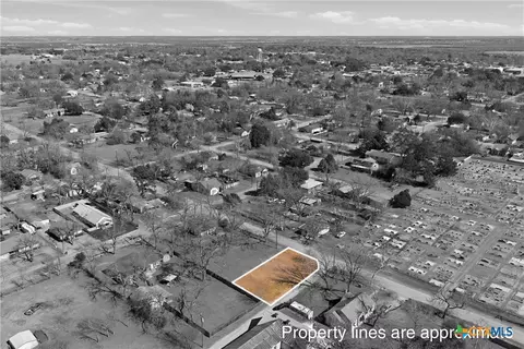 204 S Karnes St, Cameron, TX 76520