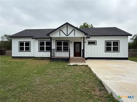 501 Walnut St, Yoakum, TX 77995