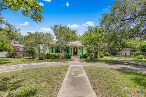 1019 E Gonzales St, Yoakum, TX 77995