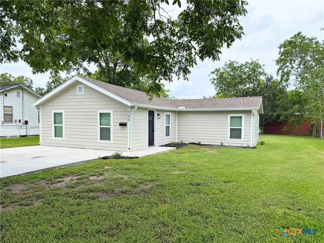 1108 Harvey Ln, Victoria, TX 77901